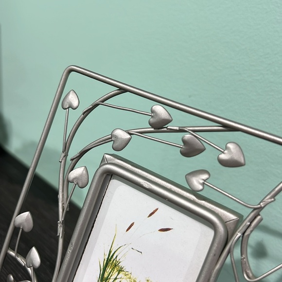 Silver hearts on vines metal free standing photo frame. 2.5 x 3.5 in photo size. - Picture 5 of 5
